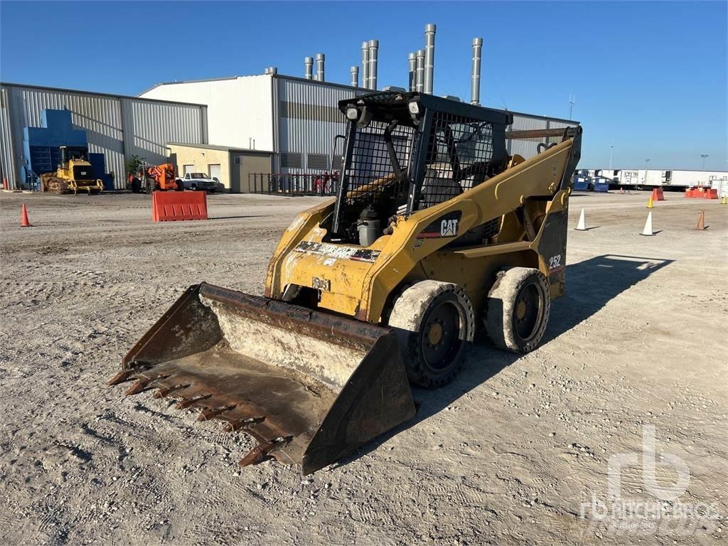 CAT 252 Krautuvai su šoniniu pasukimu