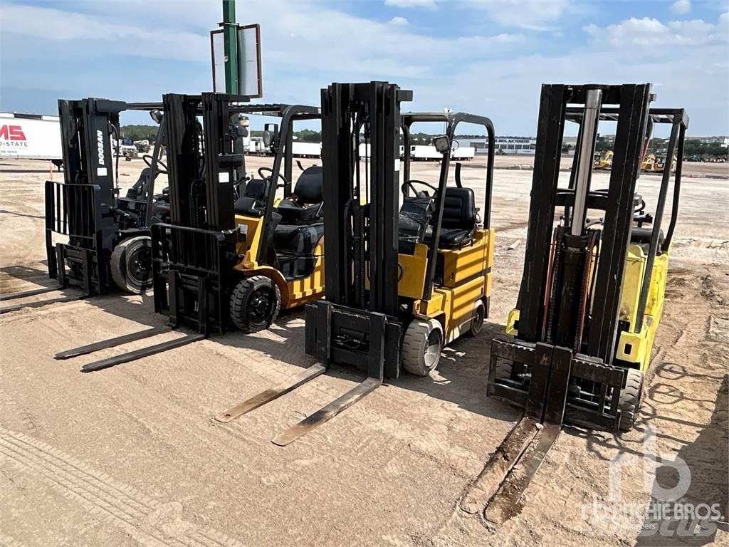 CAT T30D Dyzeliniai krautuvai