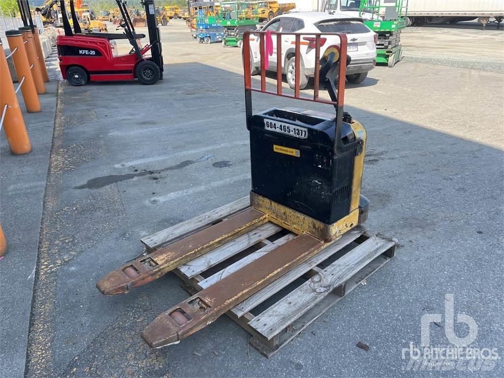 Hyster W40DZ Padėklų stelažai