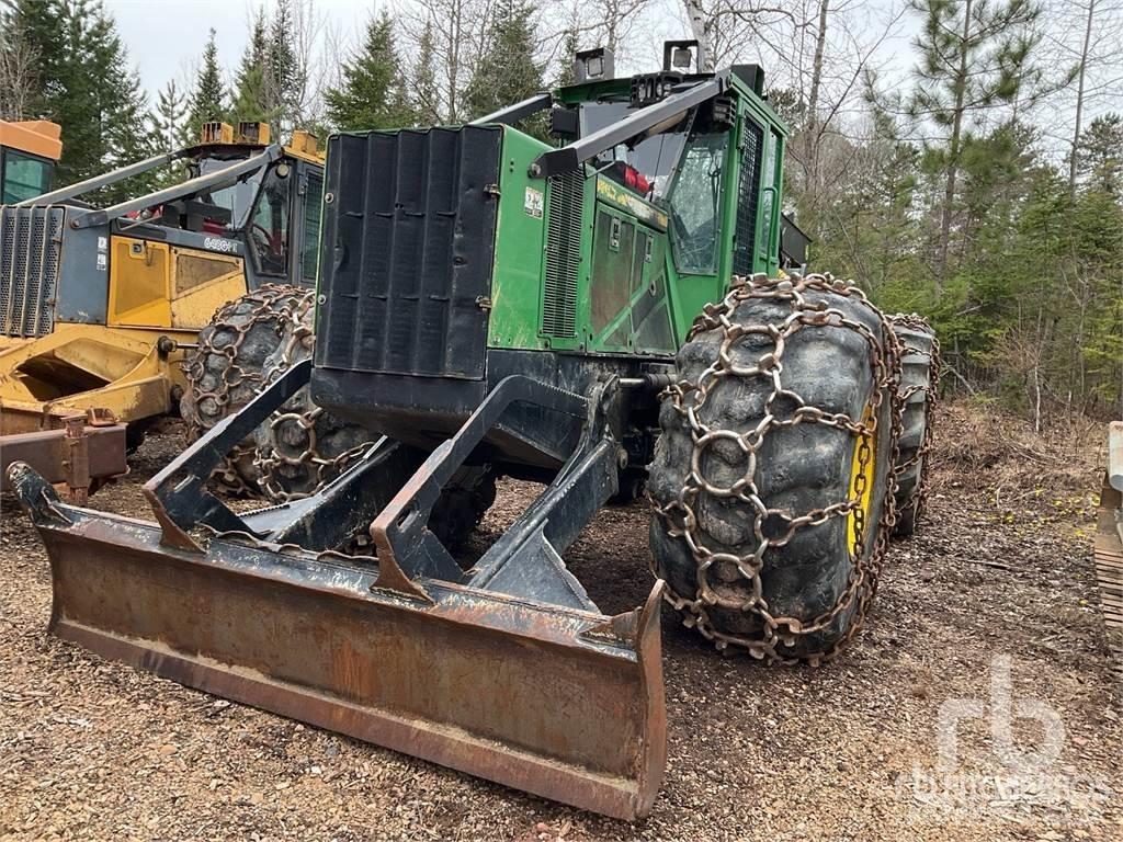 John Deere 848H Skiedrovežiai