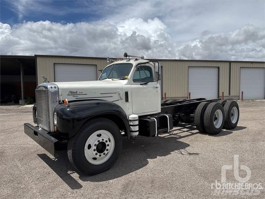 Mack B753S Važiuoklė su kabina