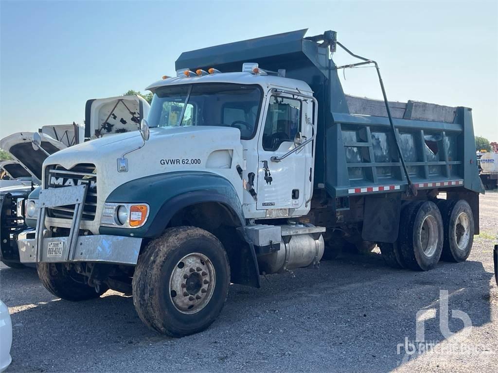 Mack CV713 Savivarčių priekabų vilkikai
