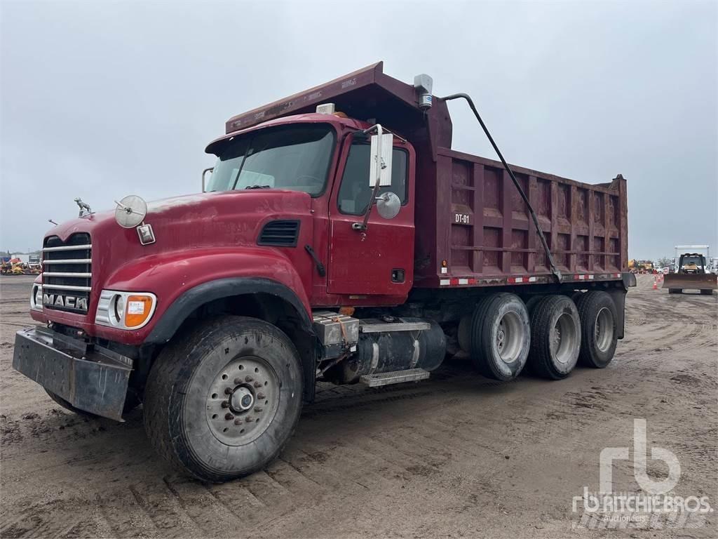 Mack CV713 Savivarčių priekabų vilkikai