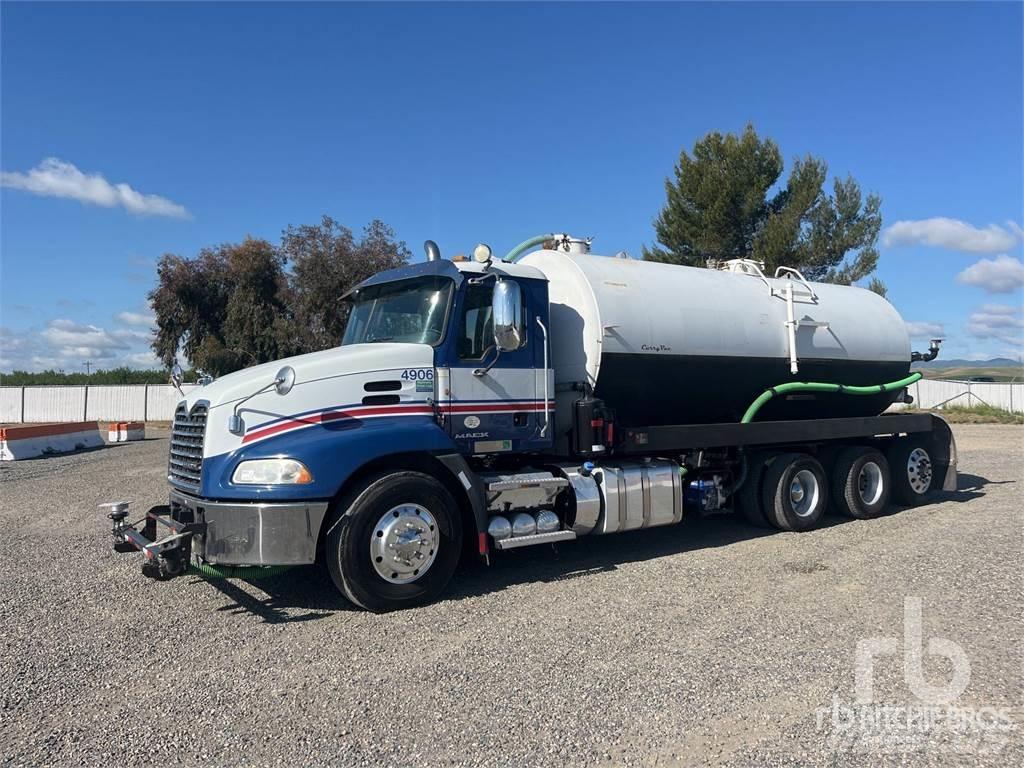 Mack CX613 Vandens sunkvežimiai