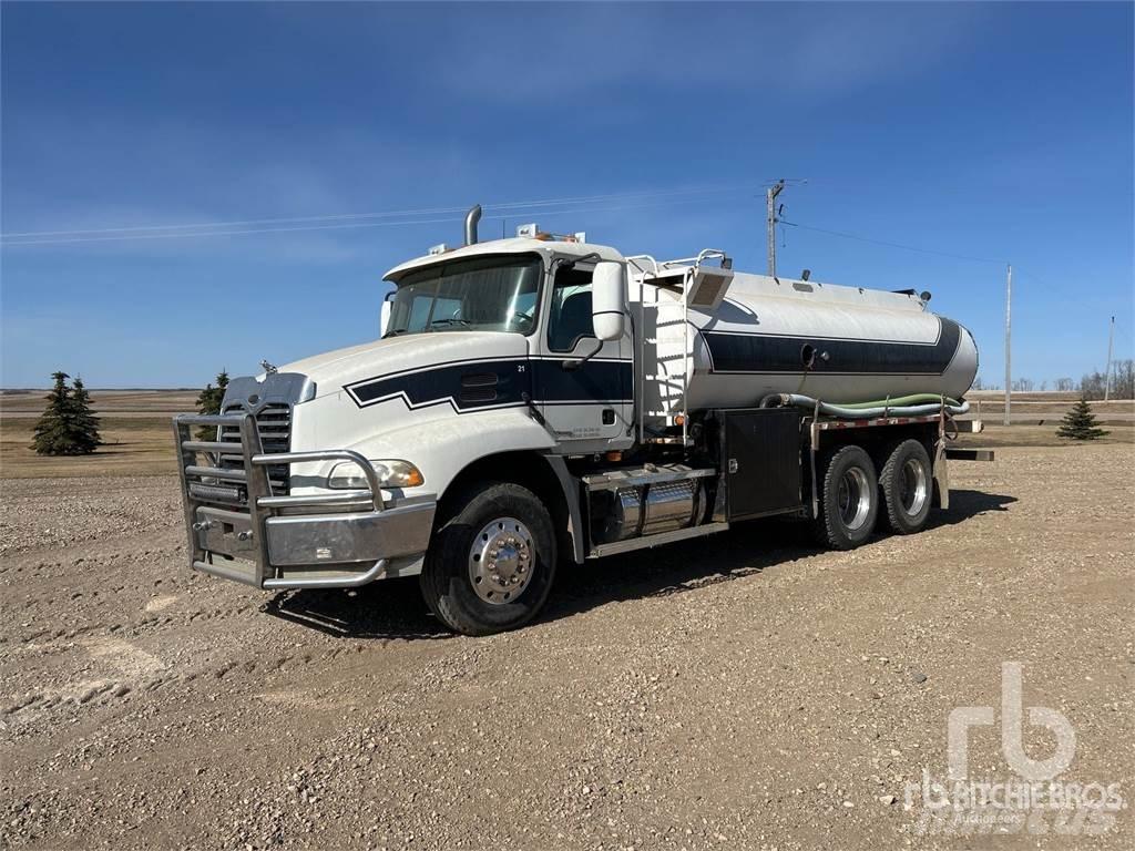 Mack CX613 Vandens sunkvežimiai