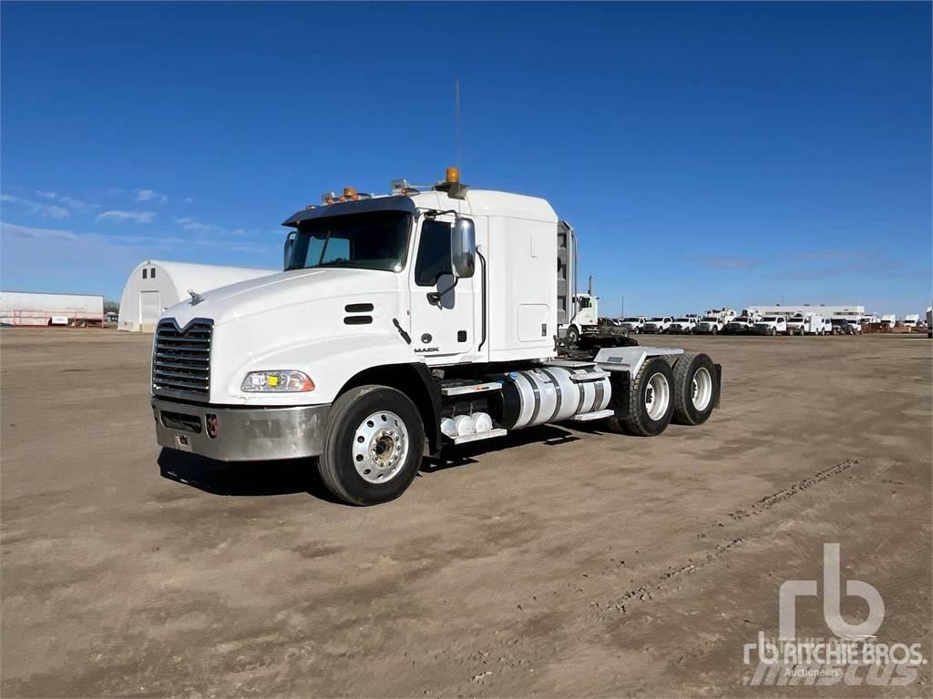 Mack CXU613 Naudoti vilkikai