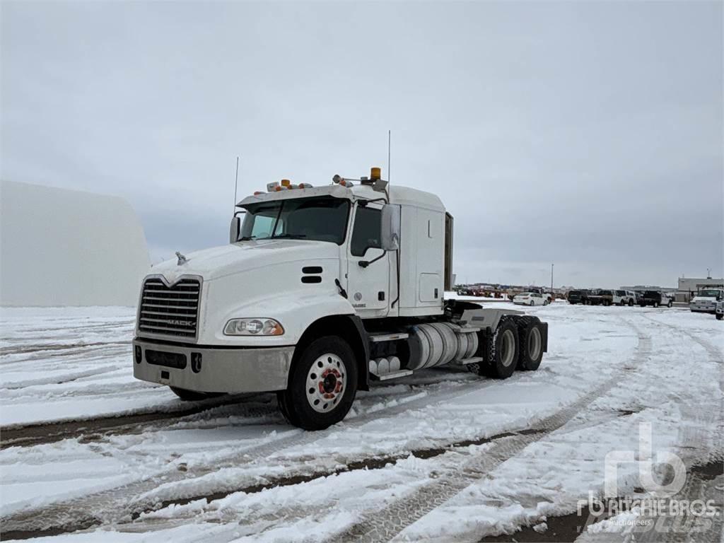 Mack CXU613 Naudoti vilkikai