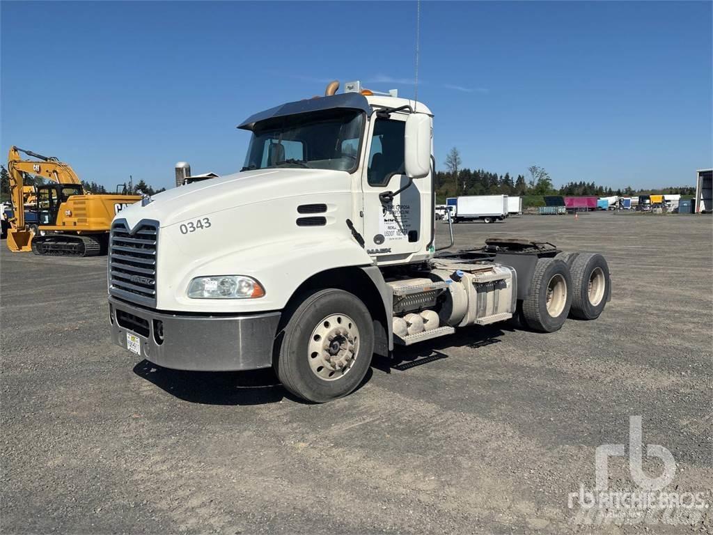 Mack CXU613 Naudoti vilkikai