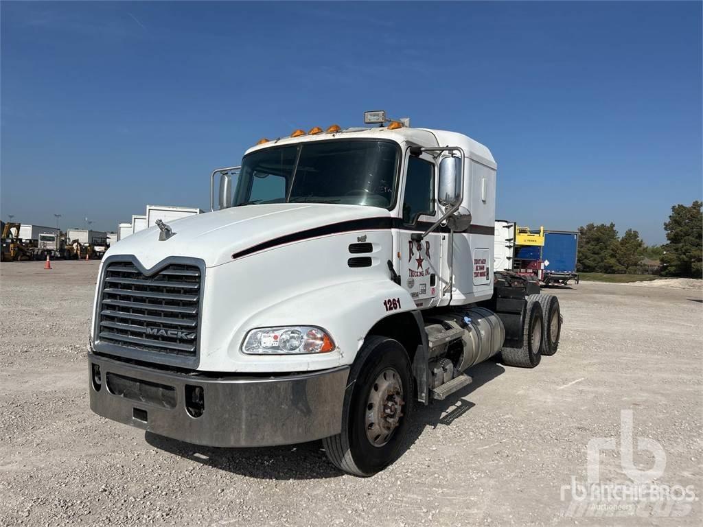 Mack CXU613 Naudoti vilkikai