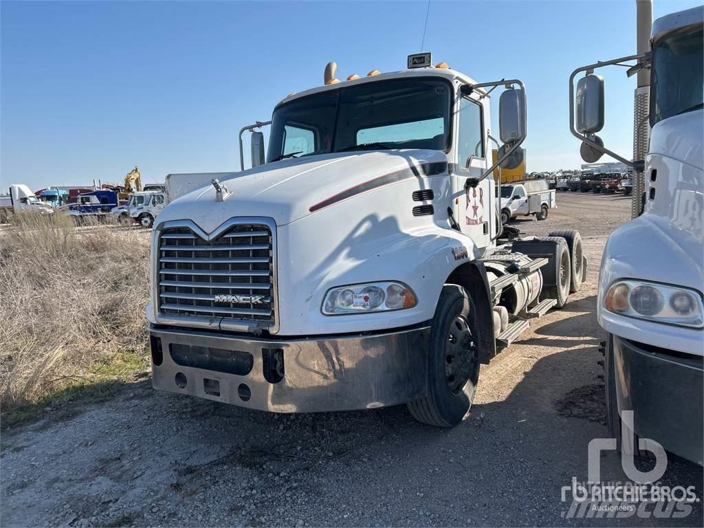 Mack CXU613 Naudoti vilkikai