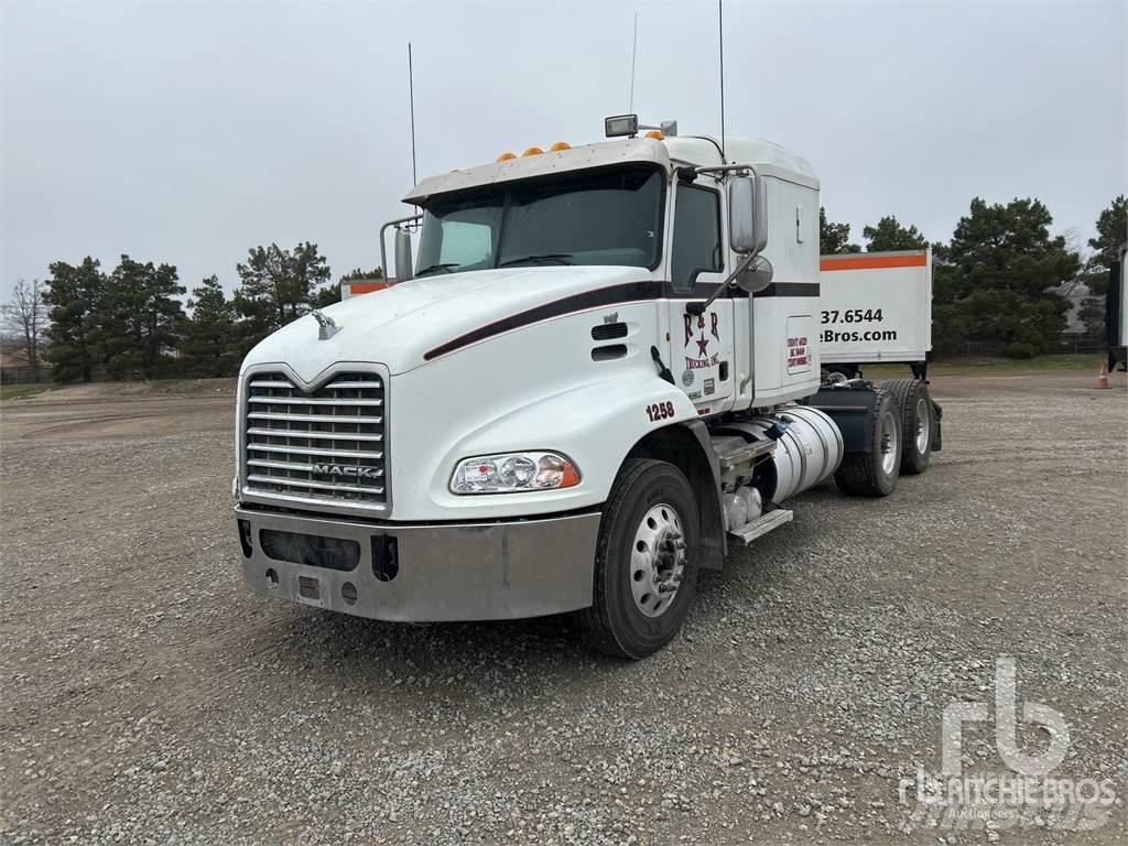 Mack CXU613 Naudoti vilkikai