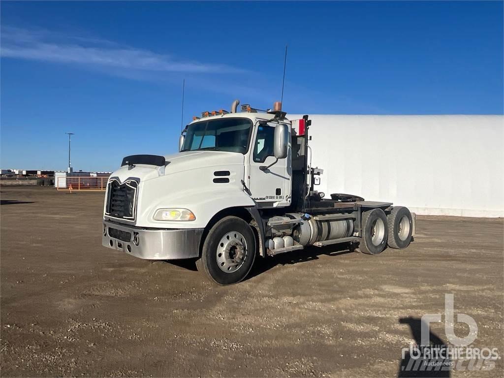 Mack CXU613 Naudoti vilkikai