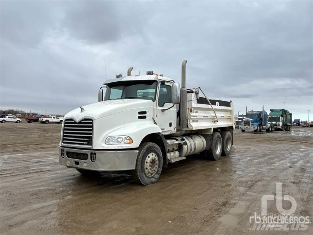 Mack CXU613 Savivarčių priekabų vilkikai