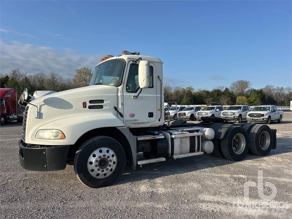 Mack CXU613 Naudoti vilkikai