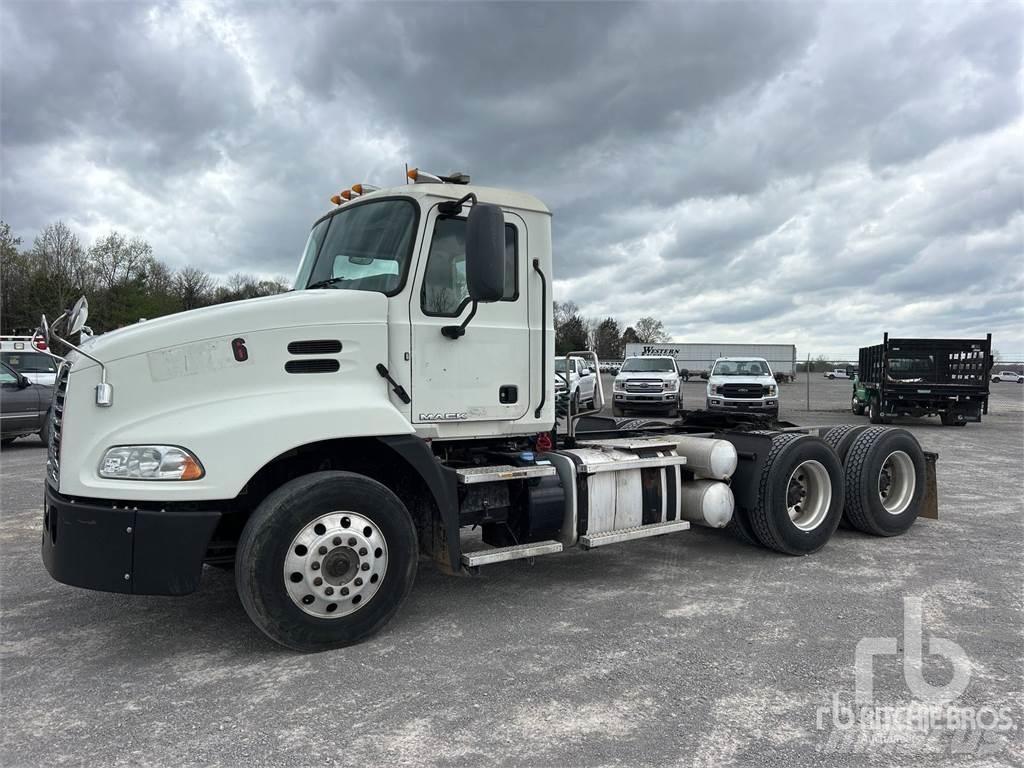 Mack CXU613 Naudoti vilkikai