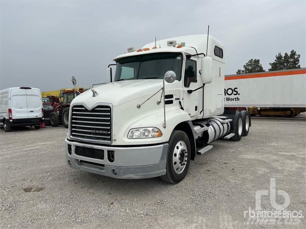 Mack CXU613 Naudoti vilkikai