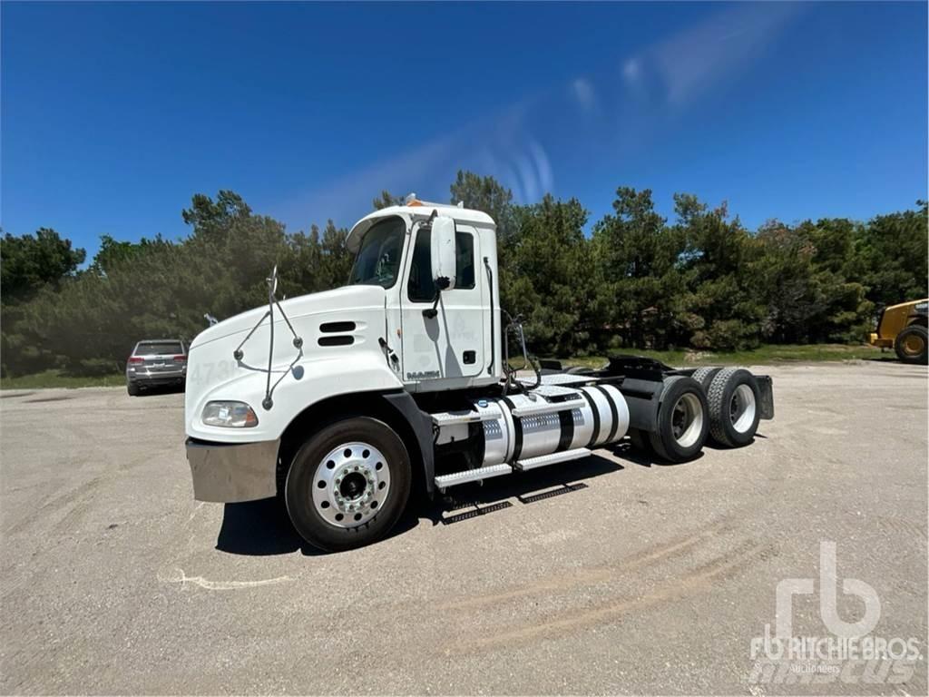 Mack CXU613 Naudoti vilkikai