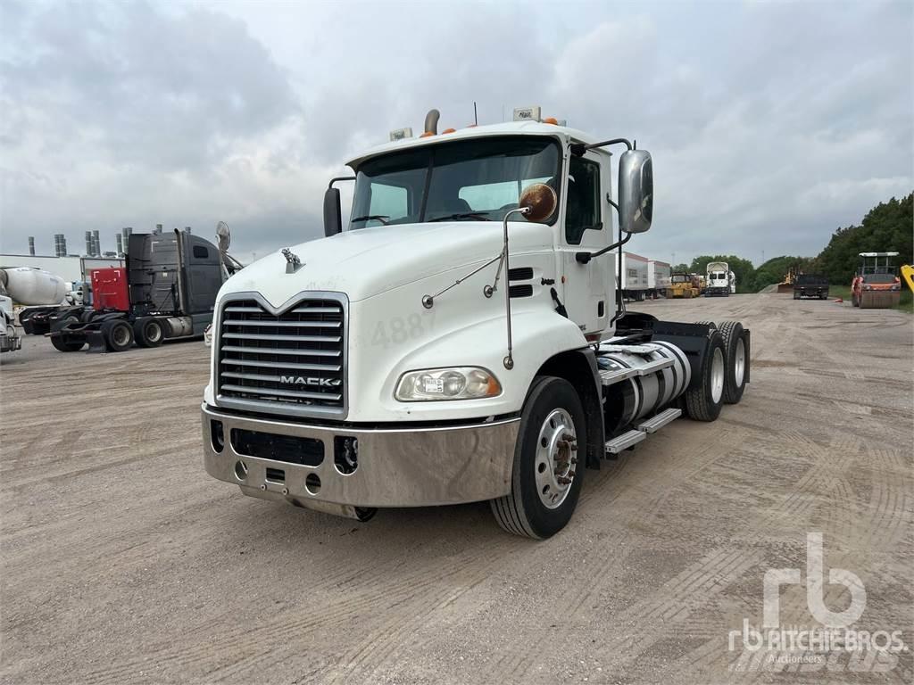 Mack CXU613 Naudoti vilkikai