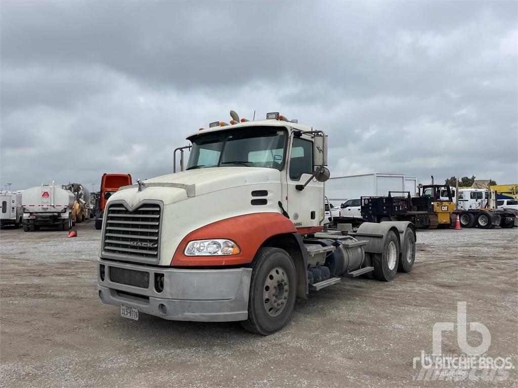 Mack CXU613 Naudoti vilkikai