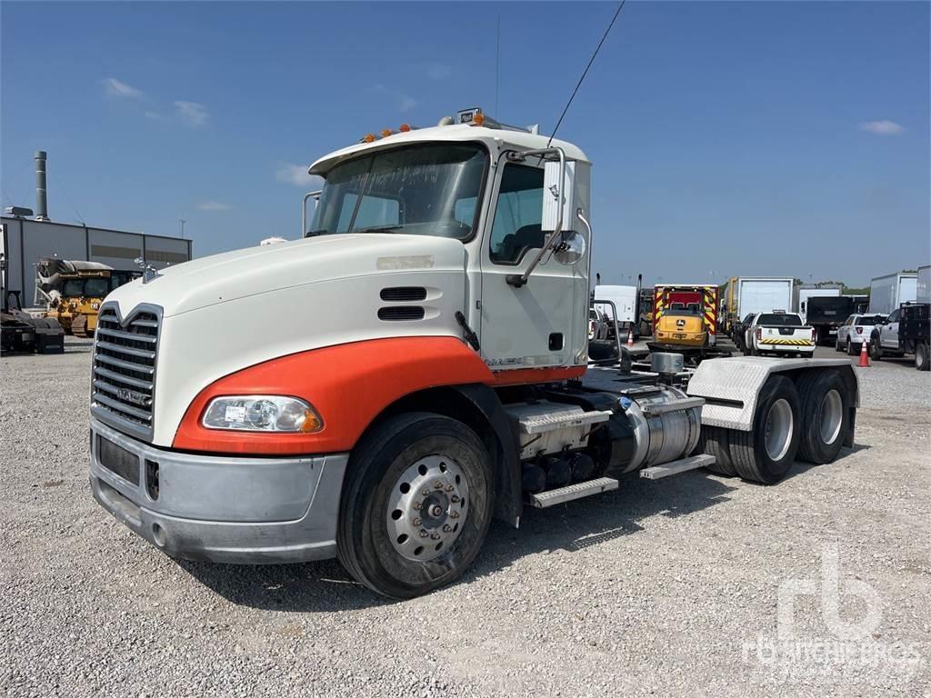 Mack CXU613 Naudoti vilkikai