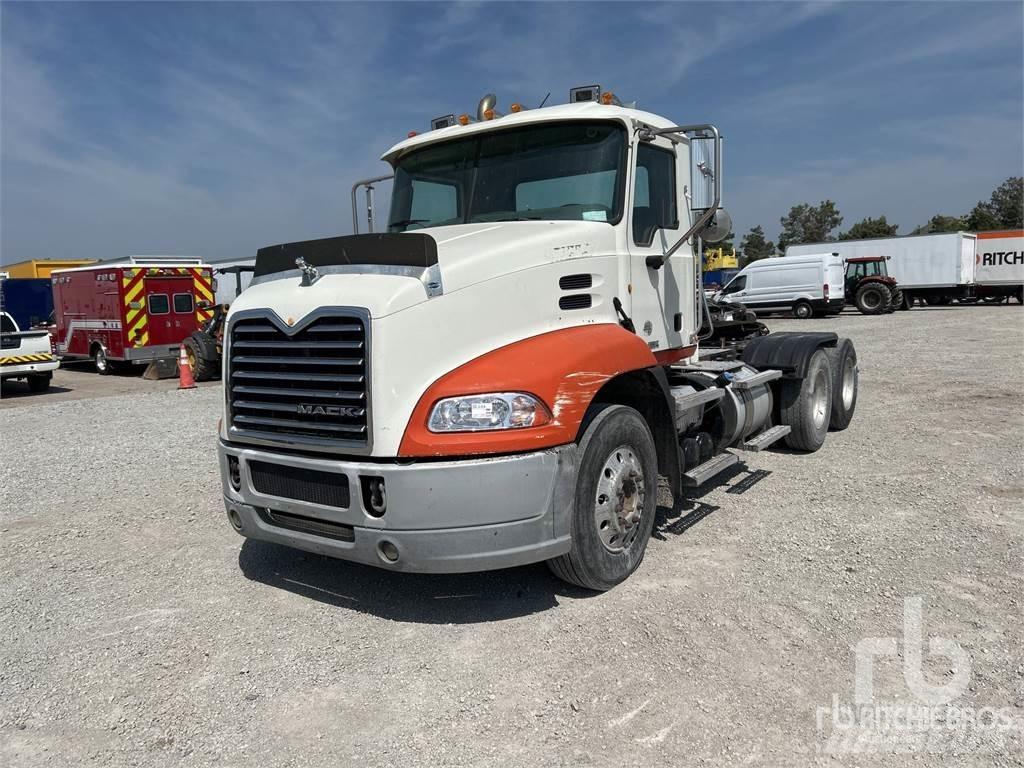 Mack CXU613 Naudoti vilkikai