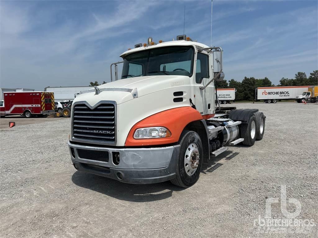 Mack CXU613 Naudoti vilkikai