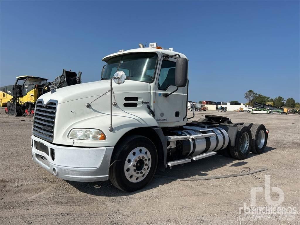 Mack CXU613 Naudoti vilkikai