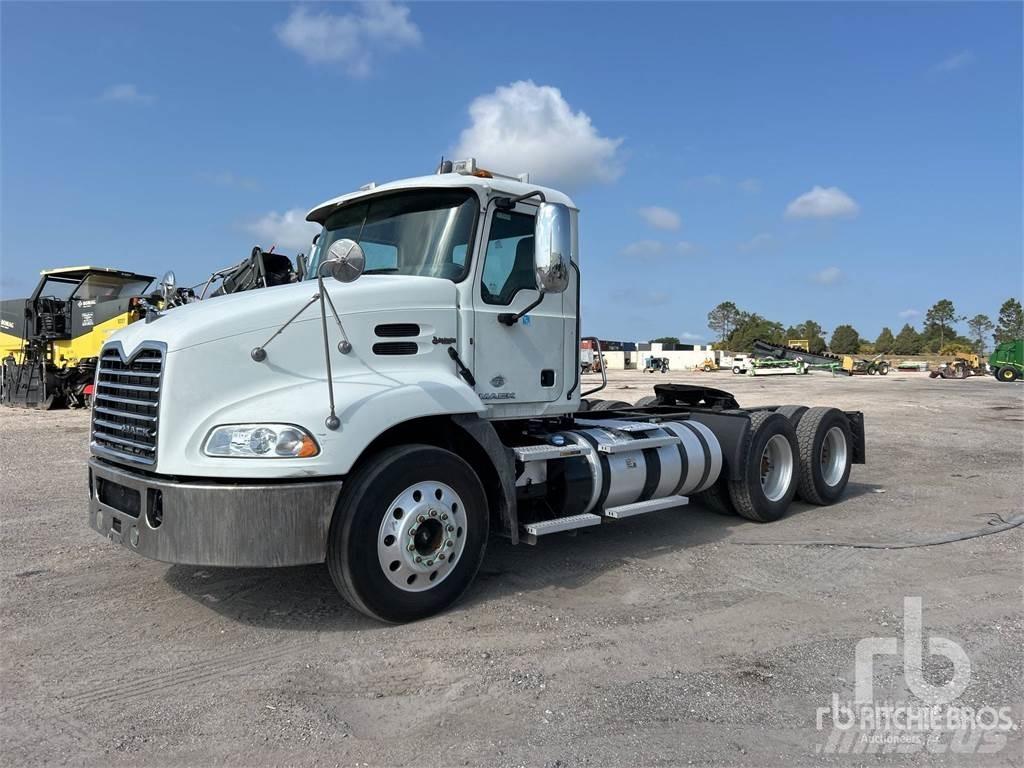Mack CXU613 Naudoti vilkikai