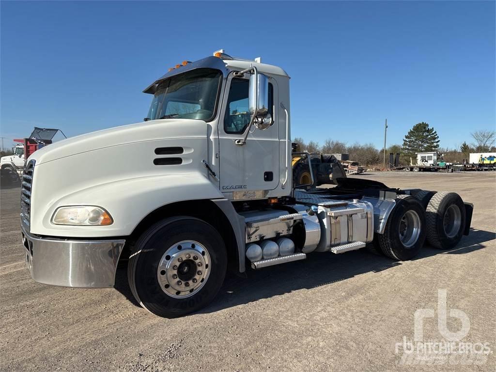 Mack CXU613 Naudoti vilkikai