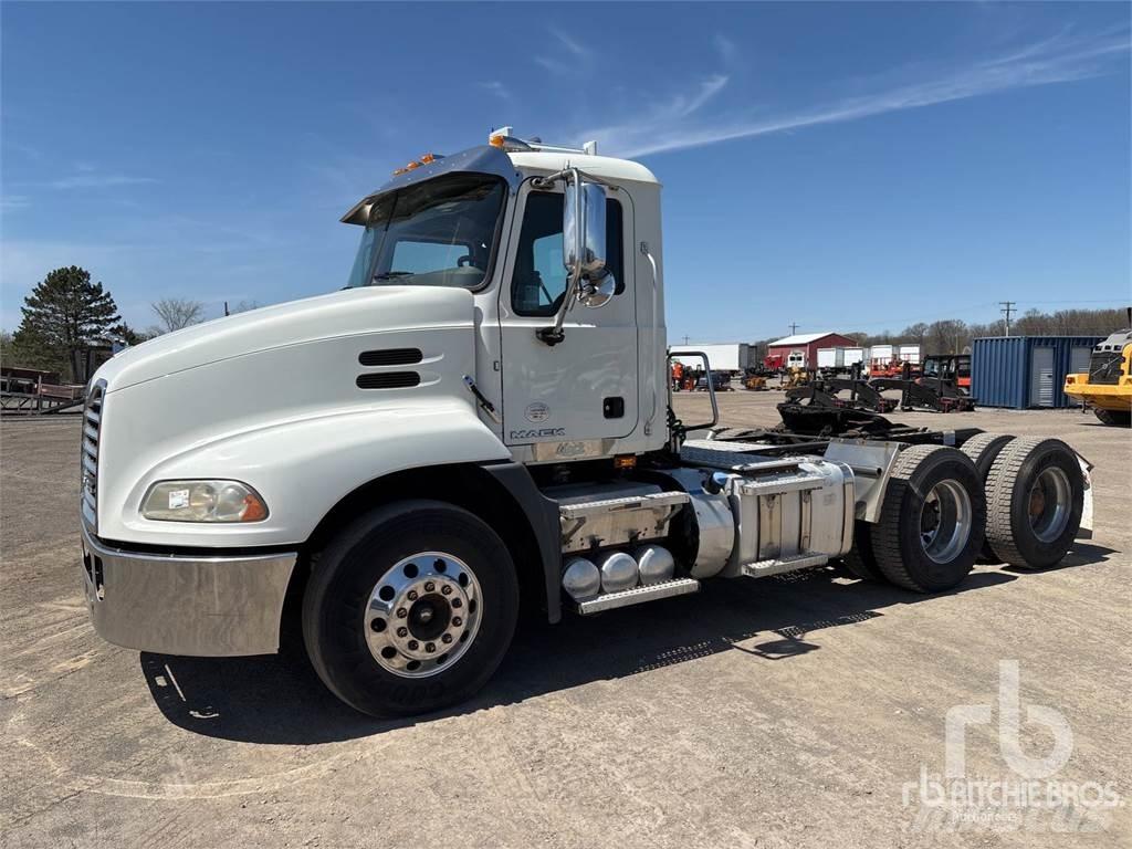 Mack CXU613 Naudoti vilkikai