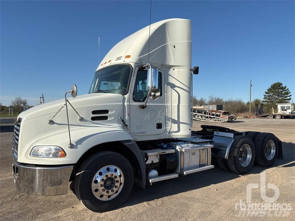 Mack CXU613 Naudoti vilkikai