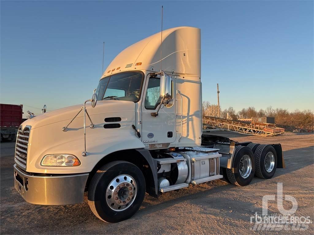 Mack CXU613 Naudoti vilkikai