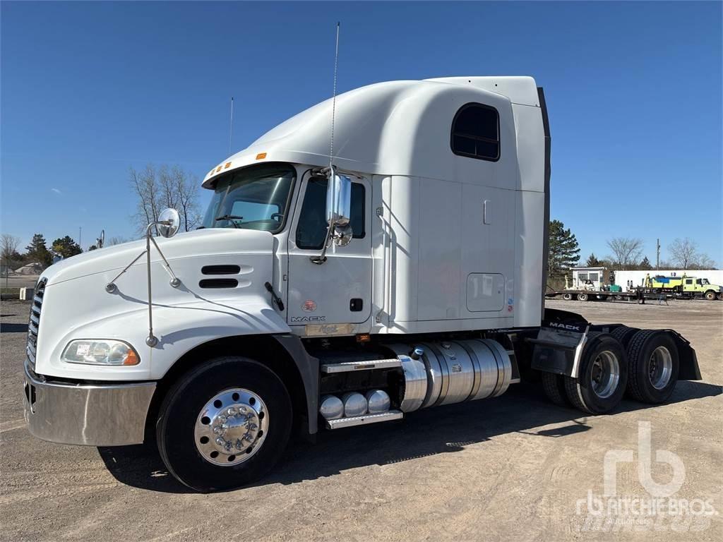 Mack CXU613 Naudoti vilkikai