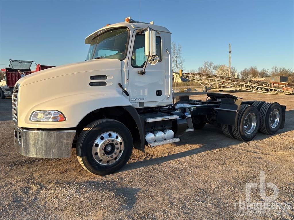 Mack CXU613 Naudoti vilkikai