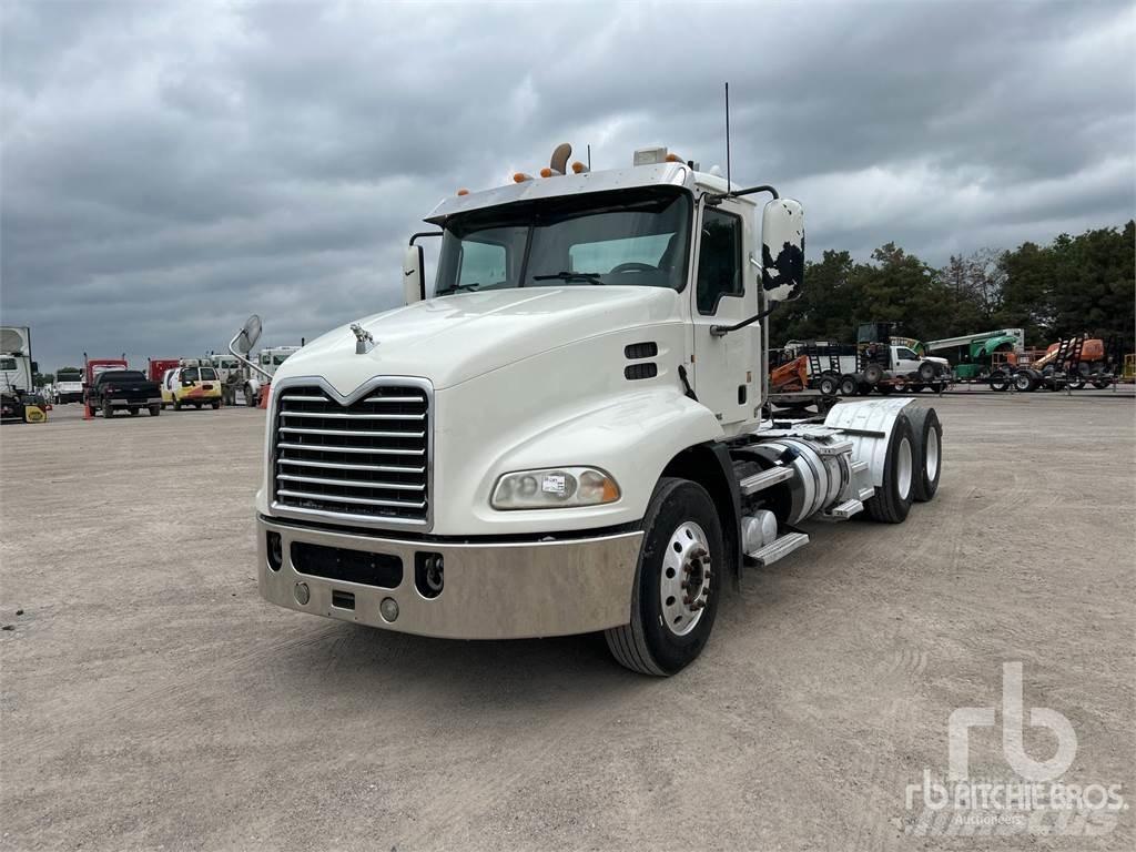 Mack CXU613 Naudoti vilkikai