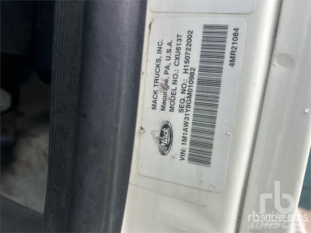 Mack CXU613 Savivarčių priekabų vilkikai