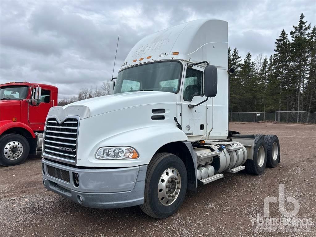 Mack CXU613 Naudoti vilkikai