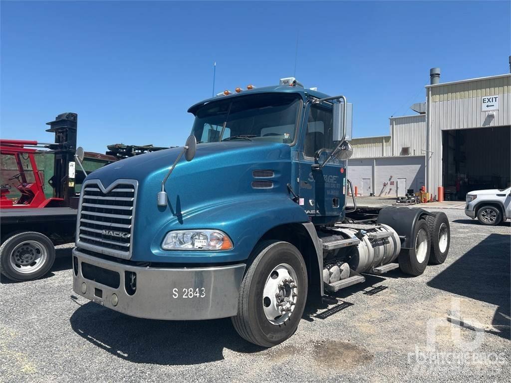 Mack CXU613 Naudoti vilkikai