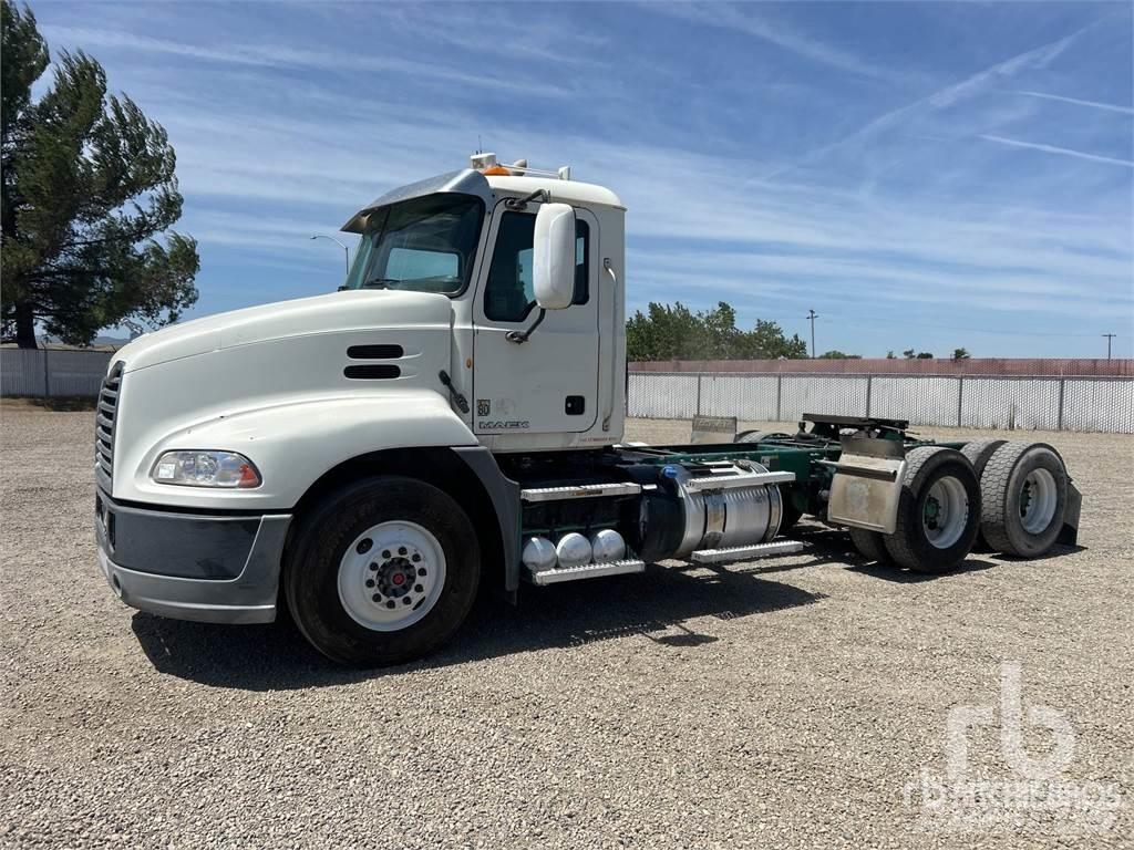 Mack CXU613 Naudoti vilkikai