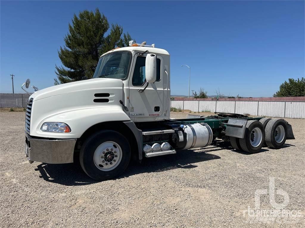 Mack CXU613 Naudoti vilkikai