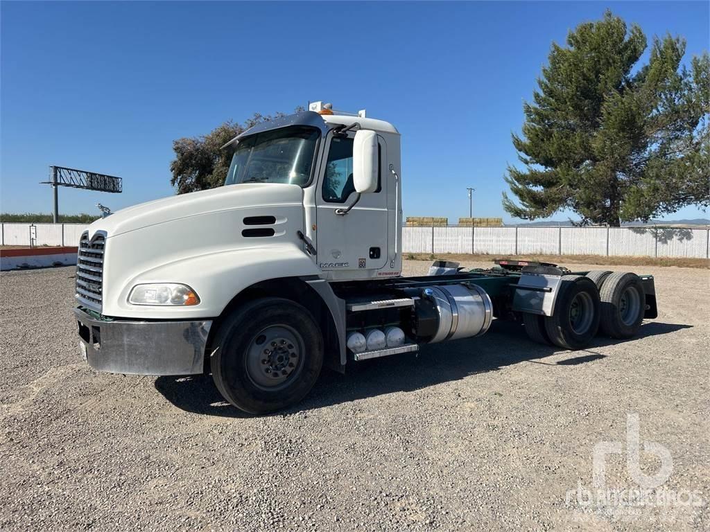 Mack CXU613 Naudoti vilkikai