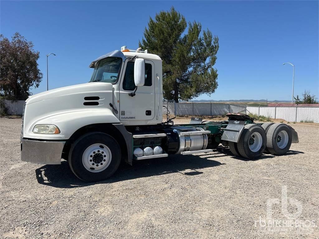 Mack CXU613 Naudoti vilkikai