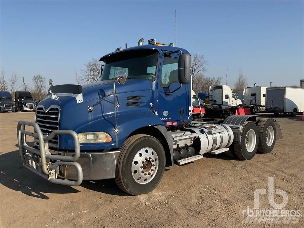 Mack CXU613 Naudoti vilkikai
