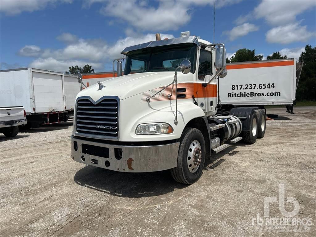 Mack CXU613 Naudoti vilkikai