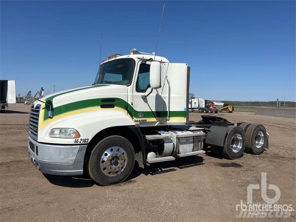Mack CXU613 Naudoti vilkikai