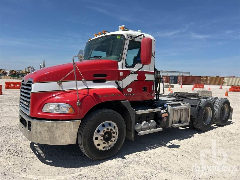 Mack CXU613 Naudoti vilkikai