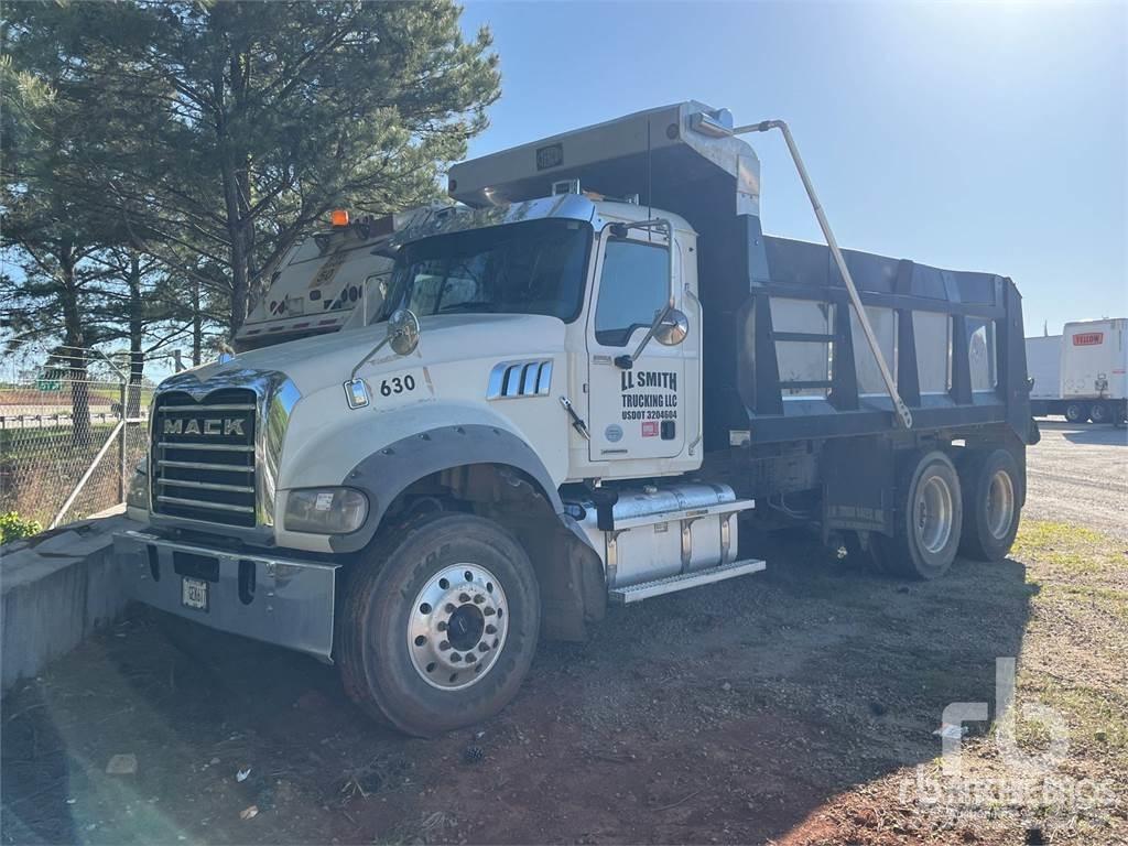 Mack GR64F Savivarčių priekabų vilkikai