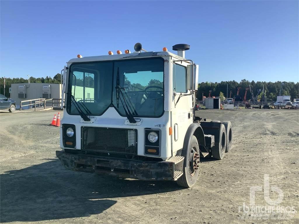 Mack MR688S Naudoti vilkikai