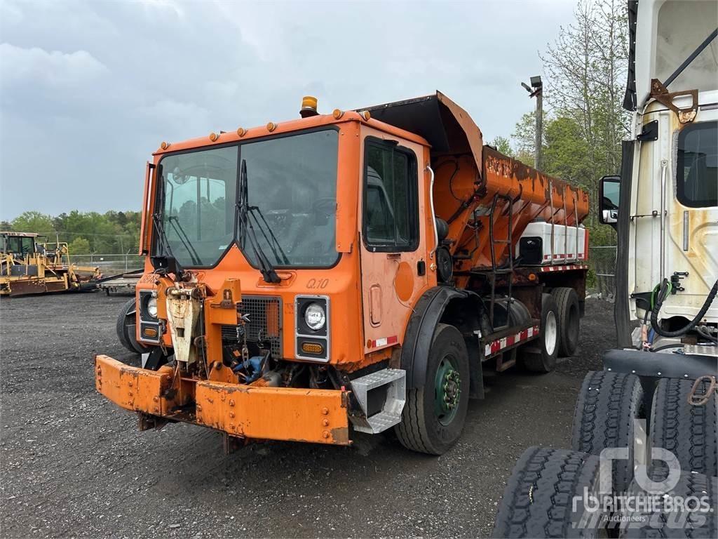 Mack MR688S Smėlio ir druskos barstytuvai