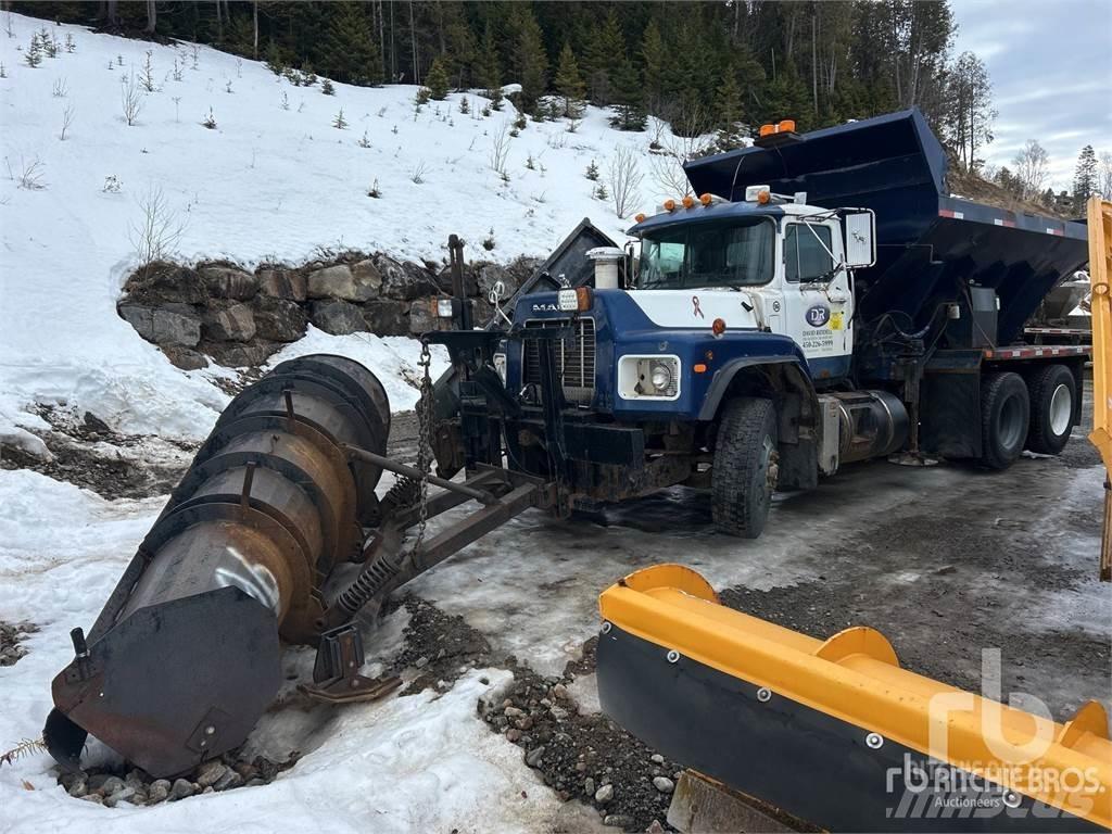 Mack RB688S Sniego peiliai ir valytuvai